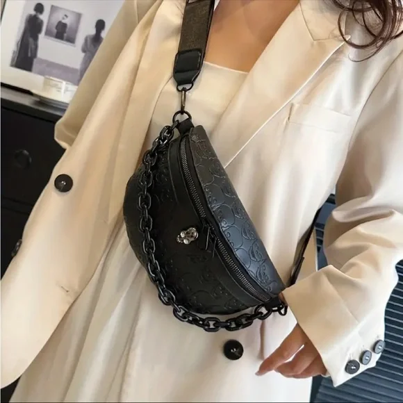 Chic Black Embossed Crossbody Bag with Chain Strap - Picture 5 of 12